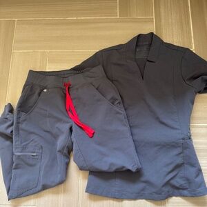 Figs Charcoal Slim Scrub Top and Petite Jogger Scrub Pants